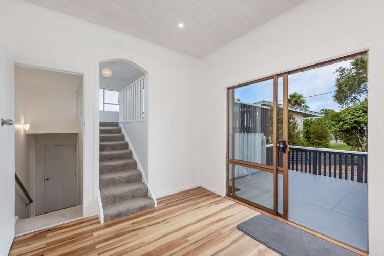 17 Piccadilly Circus Snells Beach_9