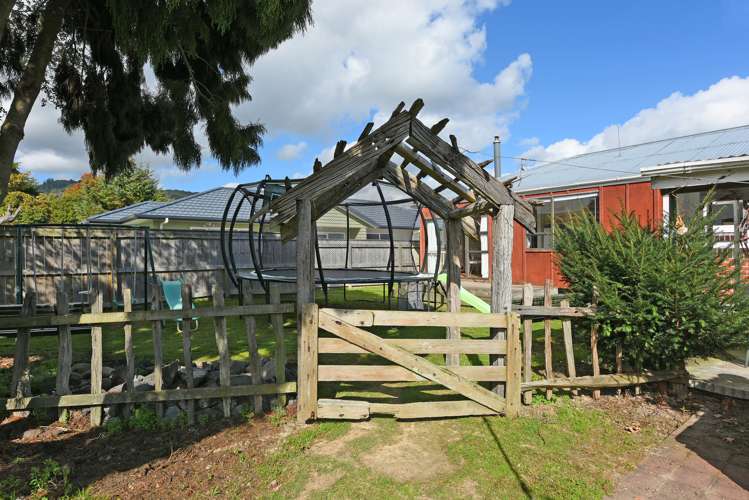 2/25a Ward Street Trentham_17