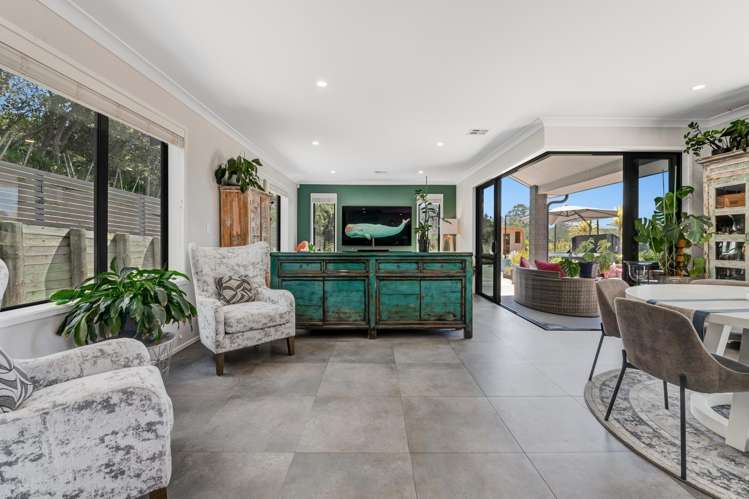 8 Roberts Road Matakatia_6