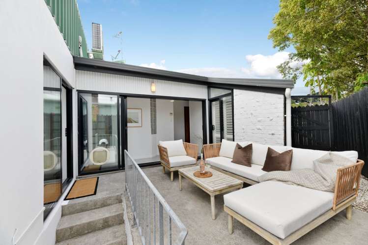 2/199 Glenfield Road Hillcrest_17