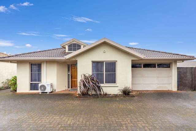 Freehold & Free Standing in the Heart of Victoria!
