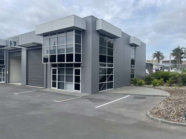 Functional warehouse with prime road frontage