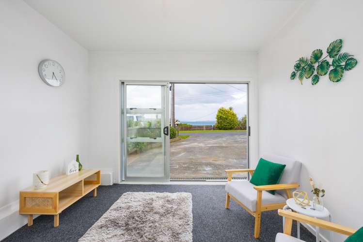 9 Piccadilly Circus Snells Beach_16