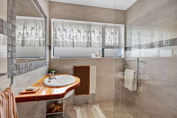 9 Elizabeth Grove Stratford_39