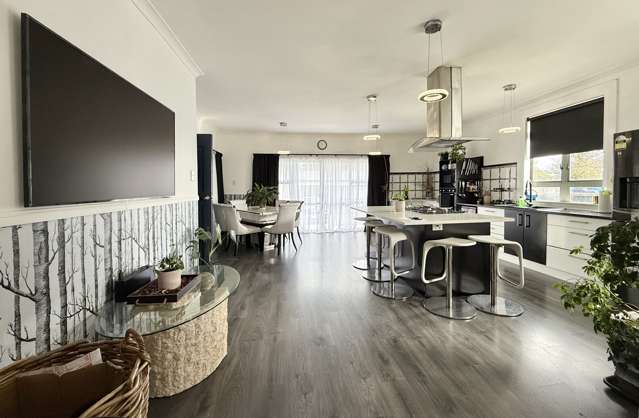 Every entertainers dream with room for everyone!