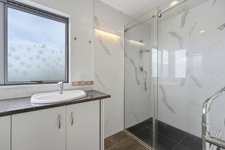 2/75A Target Road Totara Vale_16