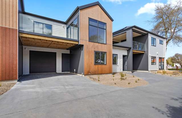 Stunning Executive Level Townhouse - Free Fibre Internet, Solar