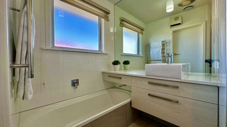 8 Queens Drive Allenton_11