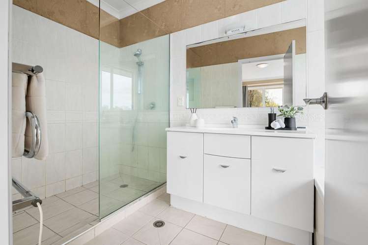 807 + 807a River Road Chartwell_15