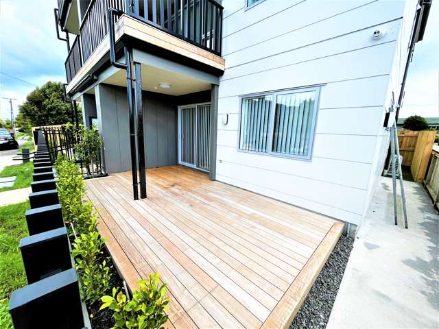 MODERN APT AT THE FRONT GROUND LEVEL - SPACIOUS & CENTRAL