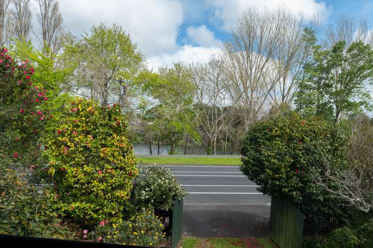 842 River Road Chartwell_10