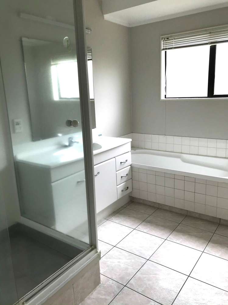 3 Headcorn Place Botany Downs_11