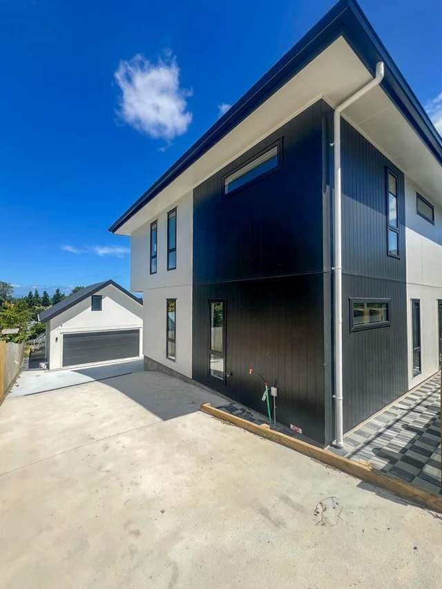 Brand-New Living with River Views, Moments from Town