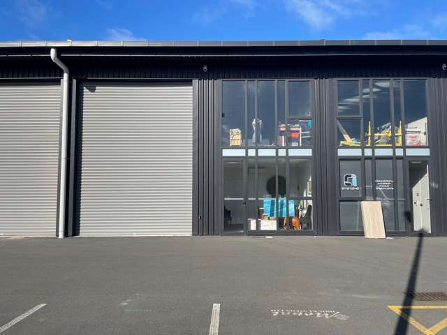 Freehold modern industrial unit - Central Mount