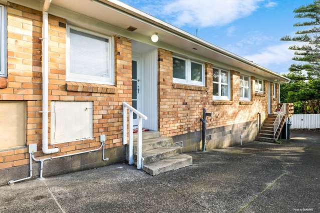 Solid 2 Bedroom Brick and tile unit in Central...