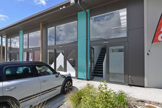 Vacant Lyall Bay Junction Unit!