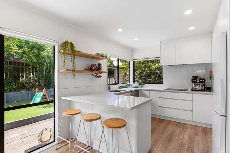 13a Pinewood Grove Botany Downs_9