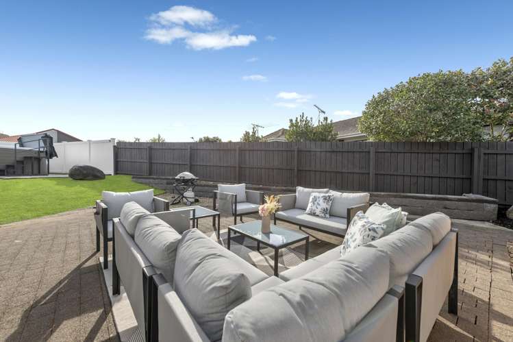 2/10 Pinewood Grove Botany Downs_22