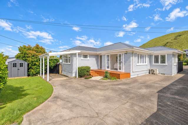 Classic Weatherboard Charm with Mountain Views