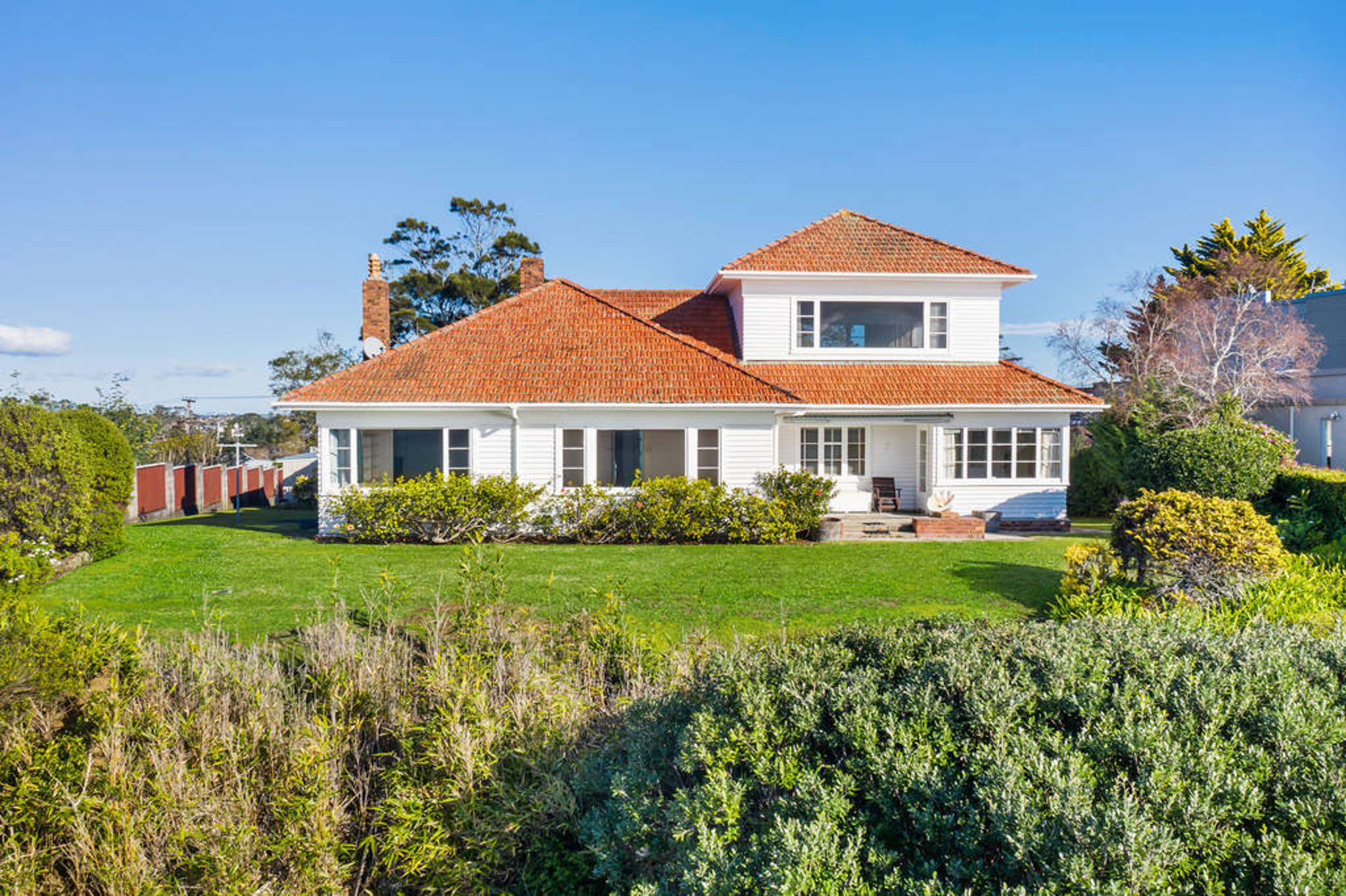 Squadron leader's clifftop home sells for $7.435m