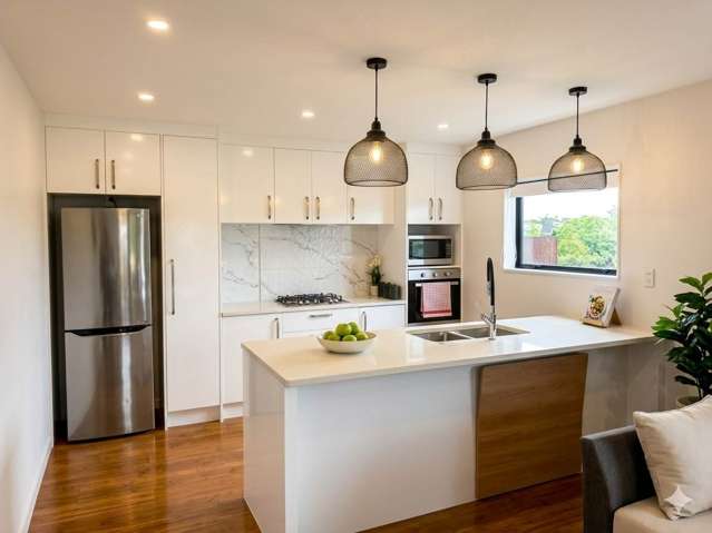 Family Home with Privacy & Space – Close to Al...