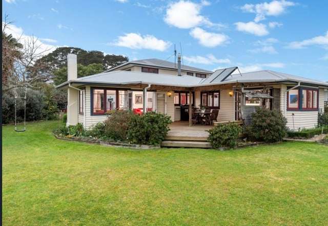 Charming 4BR Home w/ Garden in Katikati