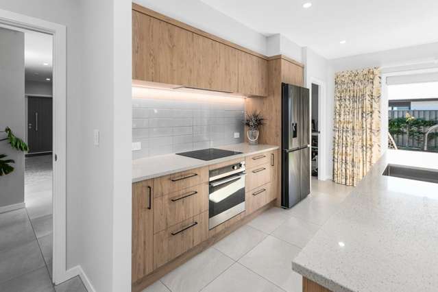 Modern Coastal Sanctuary on a Sun-Soaked Section