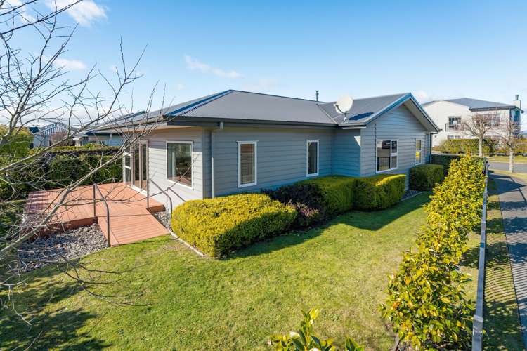 21 Chateau Crescent Rangatira Park_16