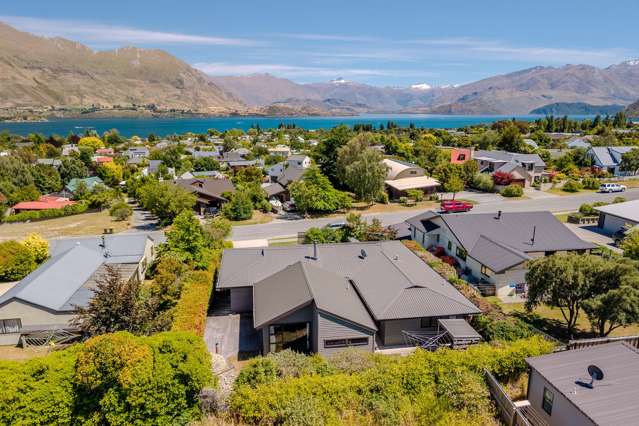 Lake and Mountain Views on Rata St