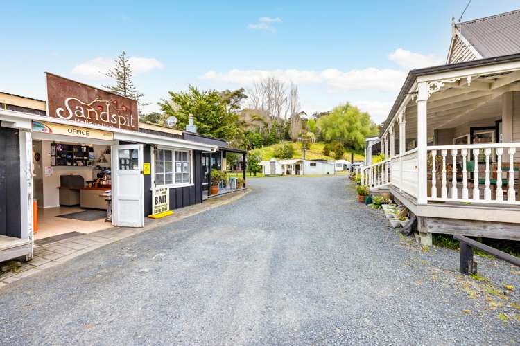 1334 Sandspit Road Sandspit_10