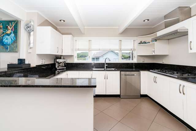 HUGE GARAGING & SPACE FOR HOBBIES
