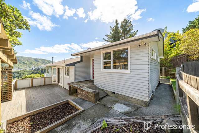 Large Family Living. Stunning Valley Views