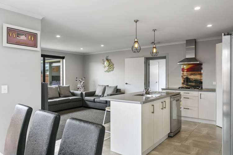 6 Broadcast Lane Rangatira Park_9