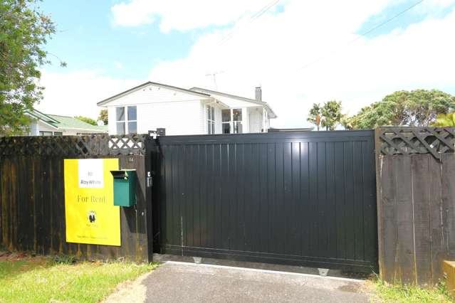 3 Bedroom fully fenced house allows a cat