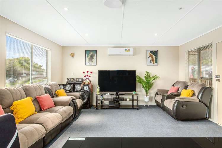 88 Arahura Crescent Waitangirua_2