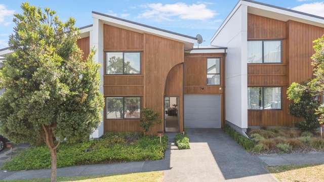 Stylish living by the Marina!!!