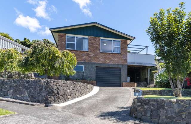 LOW MAINTENANCE, SUNNY & SUPERBLY LOCATED