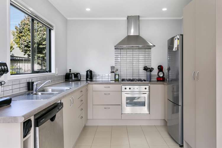7 Abbey Way Rangatira Park_2