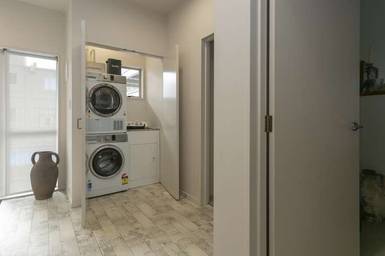 9/208A Lake Terrace Waipahihi_16