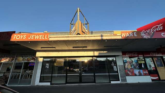 Large retail shop in Greerton