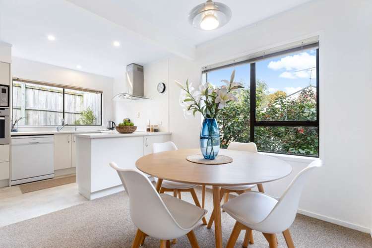 2/61 Oaktree Avenue Browns Bay_5