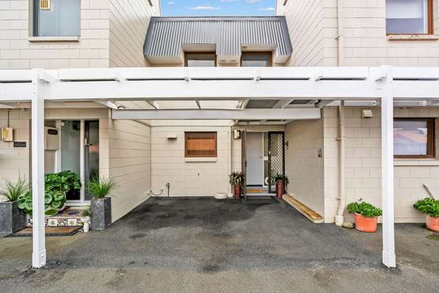 Cosy 2 Bedroom Townhouse with a Private Secret Garden!