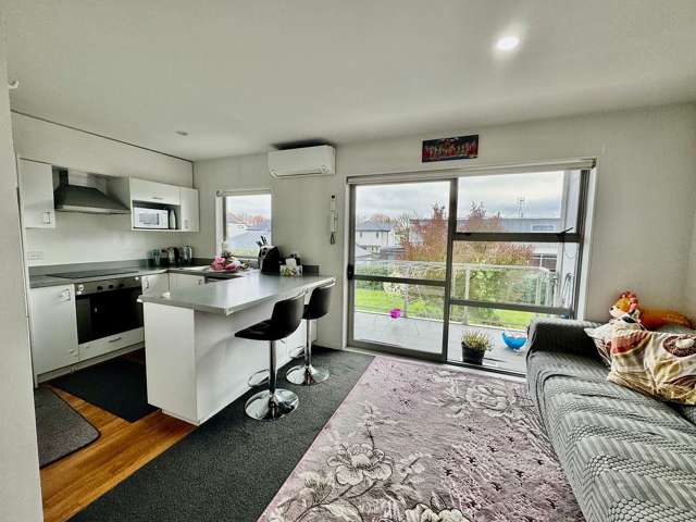 Stylish 2BR Apt in St Albans **Unfurnished**