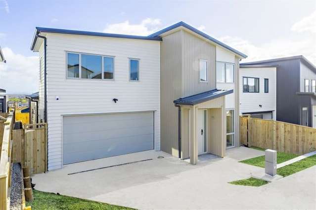Spacious & Stylish 5-Bedroom Home with Dual Kitchens & Multiple Living Areas