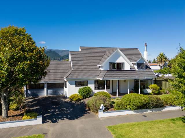 Admired Corner Classic - Prime City Fringe Living