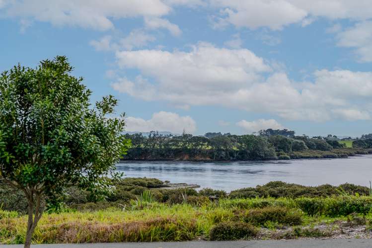 32 OMAHURU ROAD  "Kahawai Point" Glenbrook_21