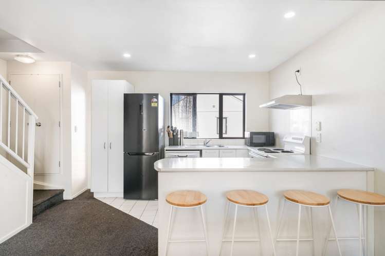 2/12 Ambrico Place_0