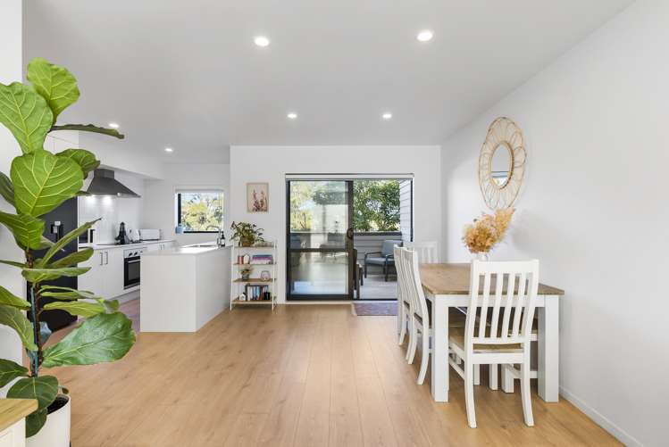 6/7 South Pacific Place Henderson_14