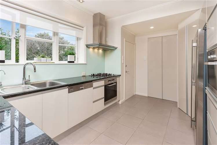 19 Achilles Crescent Narrow Neck_12