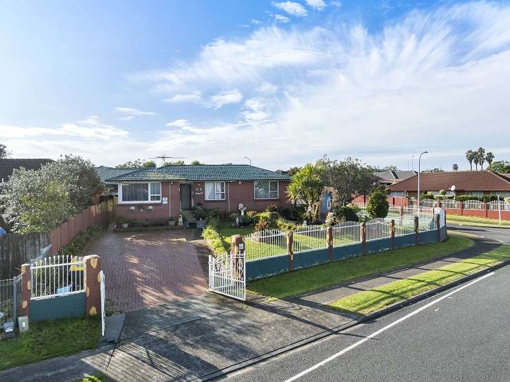 ray white Manukau auction room